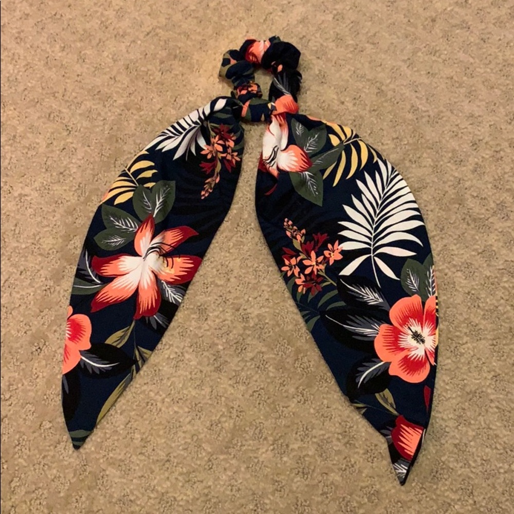 Scrunchie - Picture 2 of 4